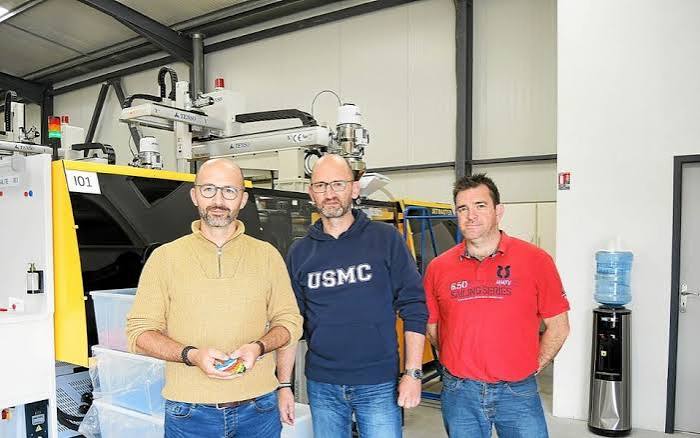 L'équipe PLAST E-CONCEPT devant une presse à injection à Arzal